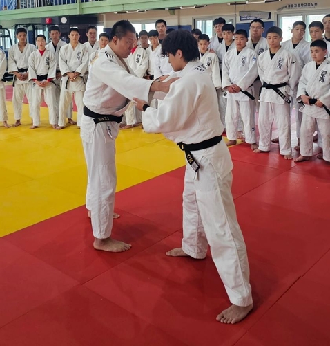 시범보이는 김재범 한국마사회 유도단 감독