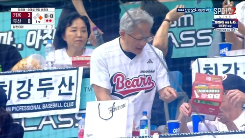 젠슨 황 엔비디아 CEO가 7일 잠실운동장서 치킨을 먹으려는 모습
