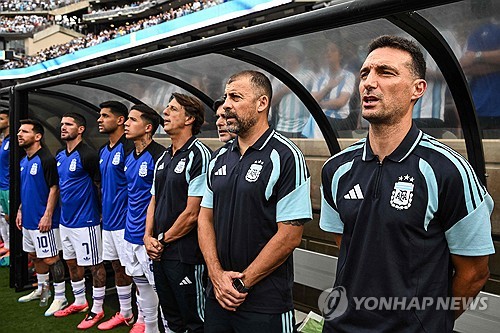 후보 벤치에서 국가를 부르는 아르헨티나 대표팀