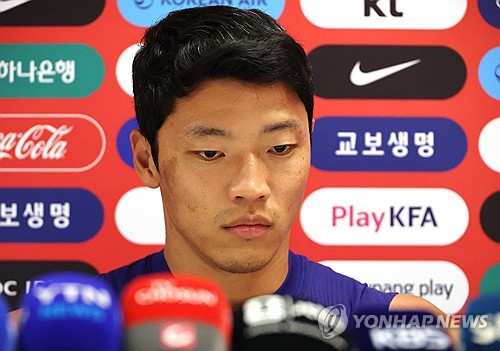 질문에 답하는 황희찬