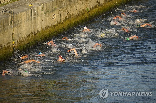 파리 올림픽 오픈워터 스위밍에서 센강을 역영하는 선수들