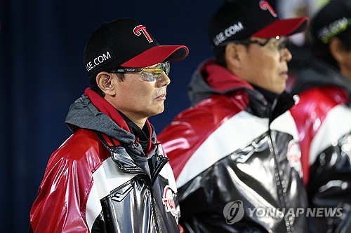 경기 지켜보는 염경엽 감독