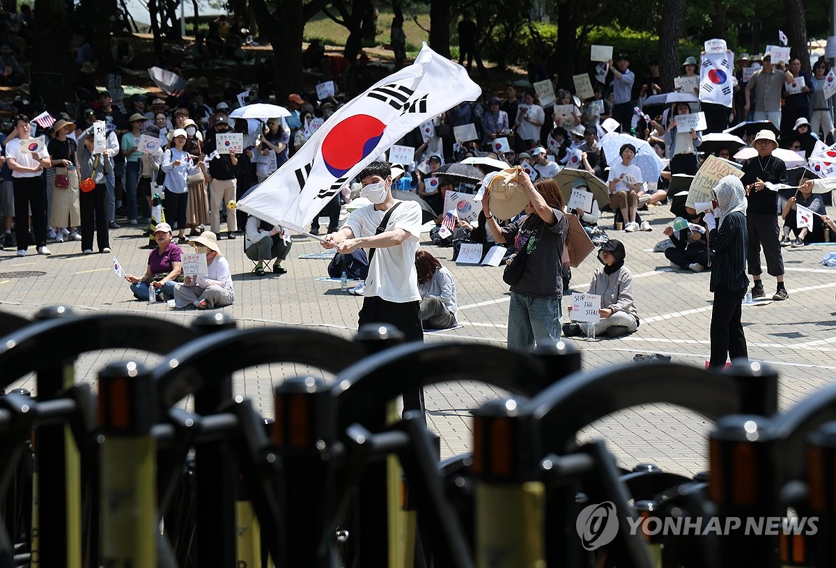 이어지는 올림픽공원 개표소 봉쇄 시위