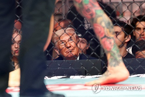 UFC 경기 관람하는 도널드 트럼프 대통령