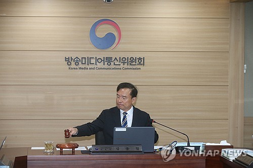 의사봉 두드리는 김종철 방송미디어통신위원장
