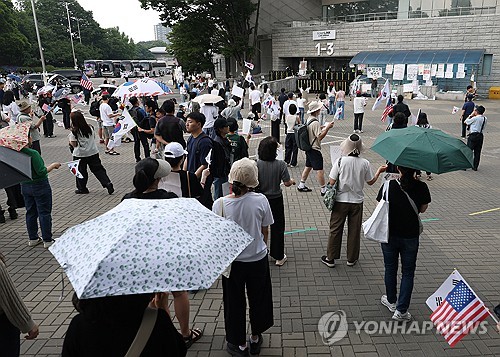 계속되는 개표소 봉쇄 시위