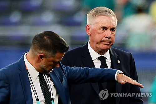 카를로 안첼로티 브라질 축구대표팀 감독(오른쪽)
